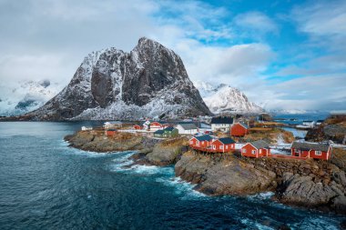 Norveç, Lofoten Adaları 'ndaki Hamnoy balıkçı köyü