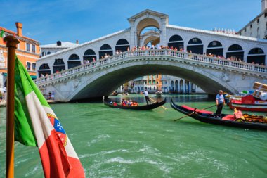 Bacground gondol ile Rialto köprü ile İtalyan deniz bayrağı. Grand Canal, Venedik, İtalya