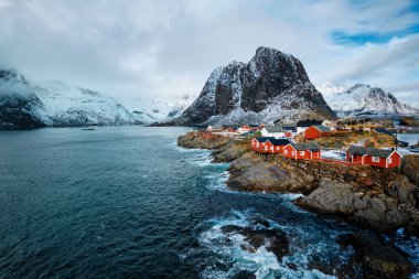Norveç, Lofoten Adaları 'ndaki Hamnoy balıkçı köyü