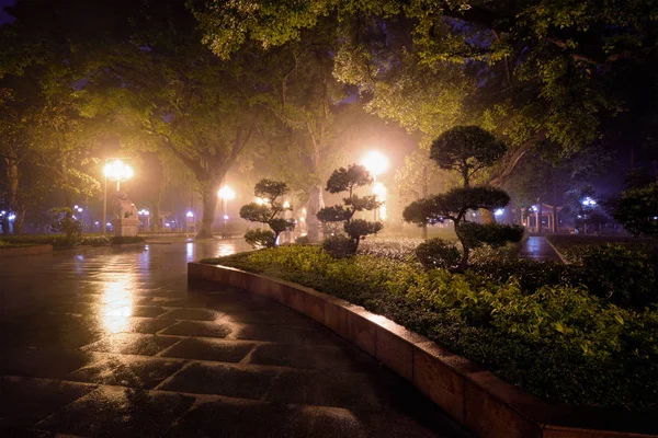 Guangzhou Peoples Park met mist 's nachts, China — Stockfoto