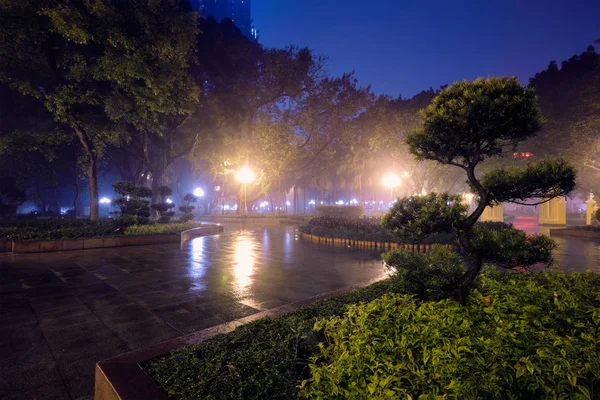 Гуанчжоу Народный парк с туманом ночью, Китай — стоковое фото