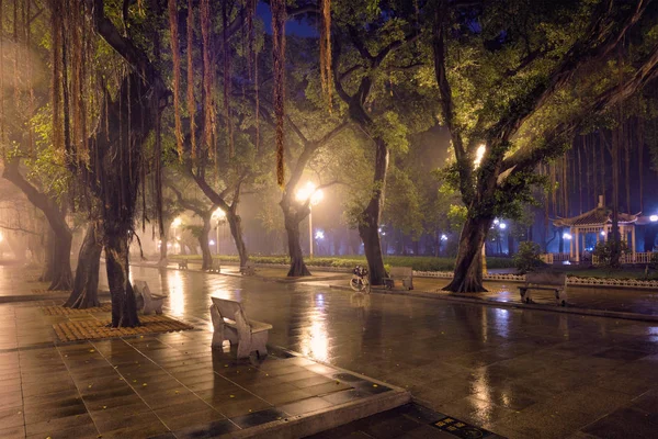 Guangzhou Peoples Park avec brouillard la nuit, Chine — Photo