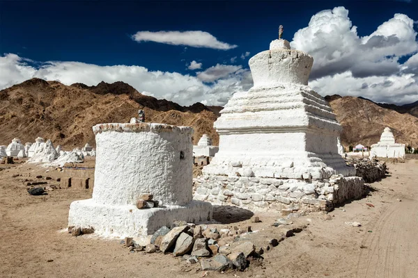 White chortens Stupas nära Shey, Ladakh, Indien — Stockfoto