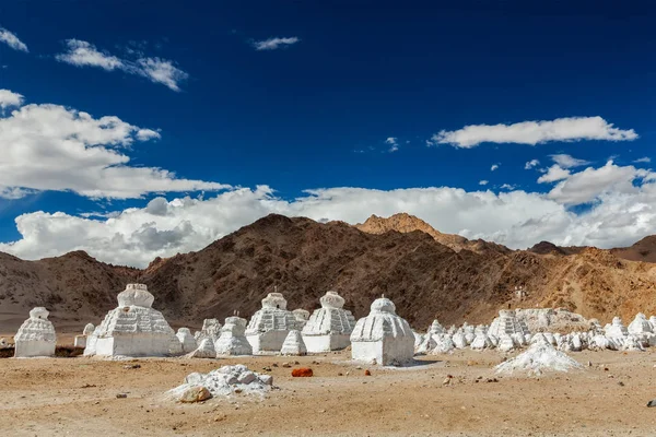 Buddhist chortens, Ladakh — Stock Photo, Image