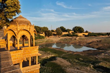 Amar Sagar Gölü'ndeki Pavillion, Jaisalmer, Rajasthan, Hindistan