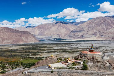 Nubra vadisinde Diskit gompa Maitreya Buddha heykeli, Ladakh, Hindistan