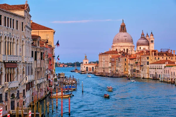 Panorama del Gran Canal de Venecia y la iglesia de Santa Maria della Salute al atardecer — Foto de Stock