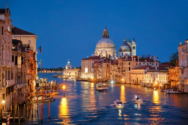 Uitzicht op het Canal Grande van Venetië en de Santa Maria della Salute-kerk in de avond — Stockfoto