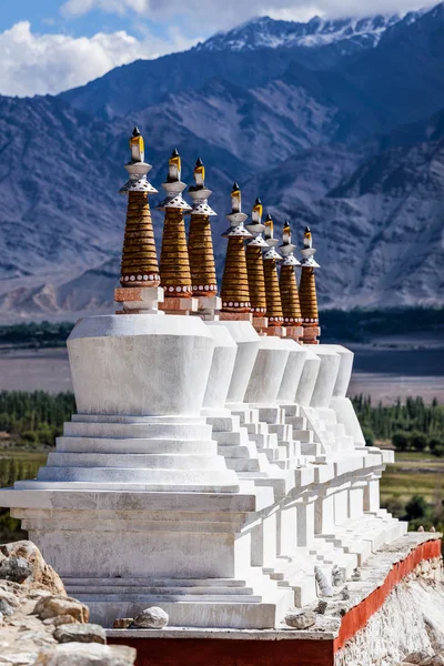 Chortens bouddhistes stupas en Himalaya . — Photo