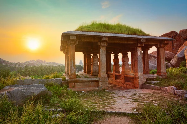 Ruínas antigas em Hampi ao pôr-do-sol. Índia — Fotografia de Stock