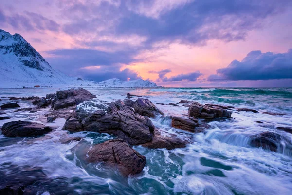 Ondas do mar norueguês na costa rochosa das ilhas Lofoten, Noruega — Fotografia de Stock