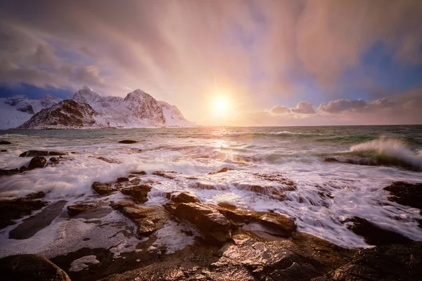 Norska havets kust vid steniga kusten i fjorden vid solnedgången — Stockfoto