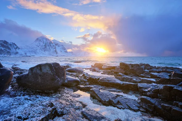 Pobřeží Norska na skalnatém pobřeží ve fjordu při západu slunce — Stock fotografie