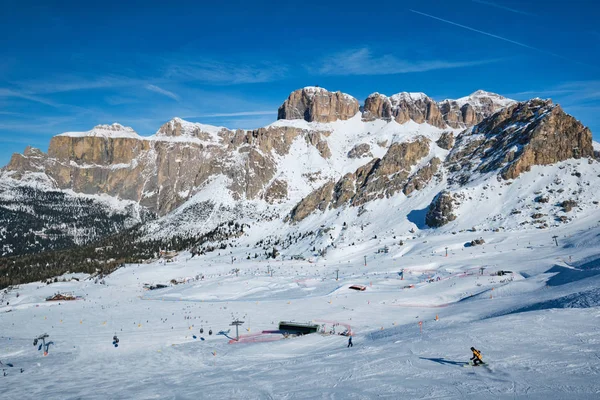 Lyžařské středisko v Dolomitech, Itálie — Stock fotografie