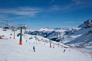 İtalya, Dolomites 'te kayak merkezi.