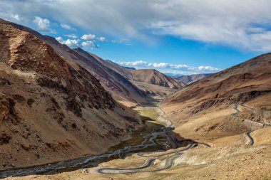 Himalayalar 'da Tanglang la Pass yakınlarında Manali Leh Yolu