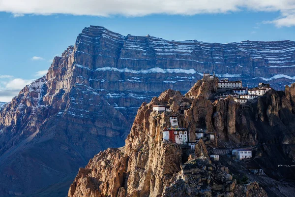 Pastorale Dhankar arroccato su una scogliera in Himalaya, India — Foto Stock