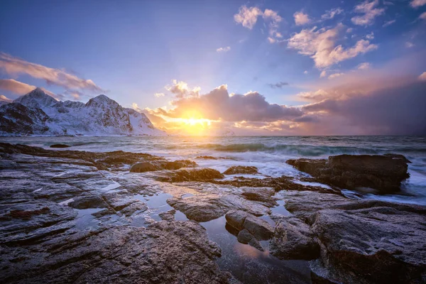 日落时峡湾中岩石海岸上的挪威海岸 — 图库照片
