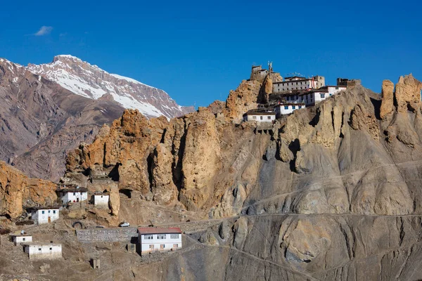 Pastorale Dhankar arroccato su una scogliera in Himalaya, India — Foto Stock