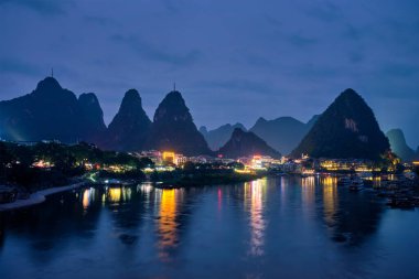Yangshuo kasabası akşamları aydınlanır, Çin
