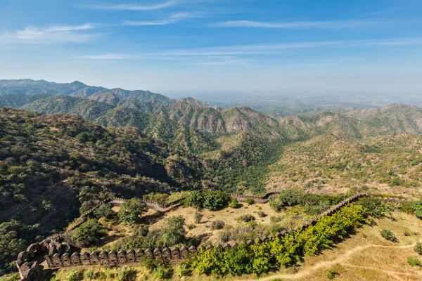 Vista de las paredes del fuerte de Kumbhalgrh. Rajastán, India — Foto de Stock