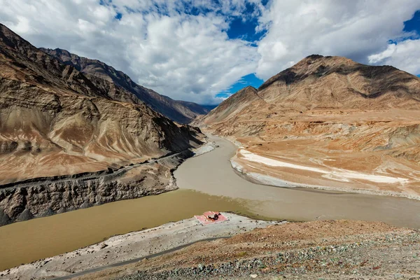 Confluencia de los ríos Indo y Zanskar en el Himalaya —  Fotos de Stock