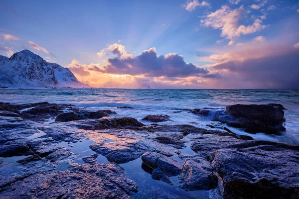 Norska havsvågor på Lofoten-öarnas klippkust, Norge — Stockfoto