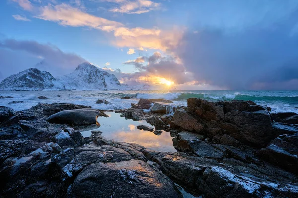 Norveç kıyıları, gün batımında fiyortta kayalık sahillerde — Stok fotoğraf