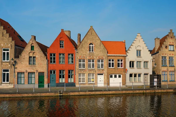 Kanal och gamla hus. Brygge Brugge, Belgien — Stockfoto