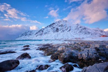 Norveç kıyıları, gün batımında fiyortta kayalık sahillerde