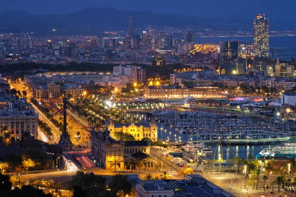 Vista aérea de la ciudad de Barcelona y puerto con yates —  Fotos de Stock