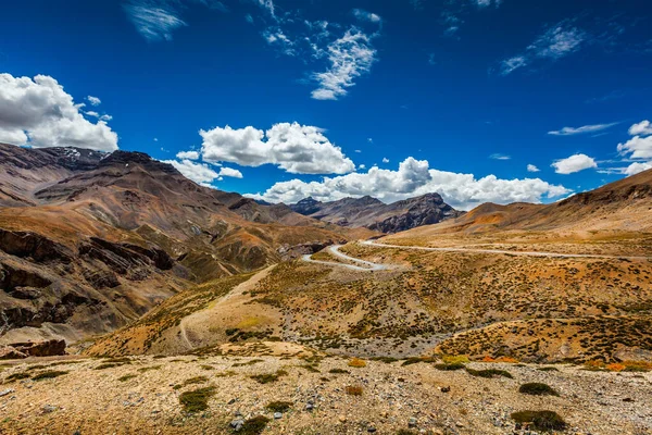 Manali-Leh road in Himalayas — Stock Photo, Image