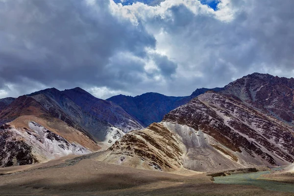 Гималайский пейзаж в горах Гималаев — стоковое фото