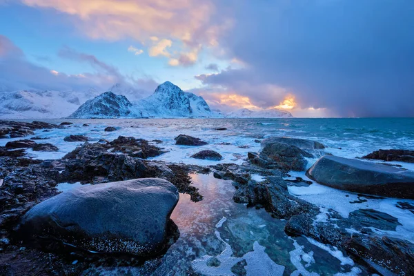 Wybrzeże Norwegii na skalistym wybrzeżu we fiordzie na zachodzie słońca — Zdjęcie stockowe