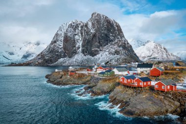 Norveç, Lofoten Adaları 'ndaki Hamnoy balıkçı köyü
