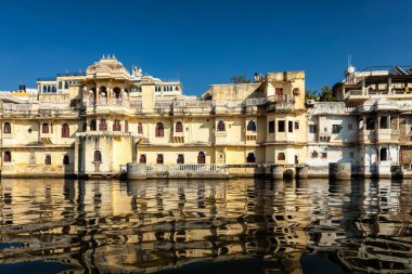 Pichola Gölü 'ndeki Şehir Sarayı, Udaipur, Rajasthan, Hindistan