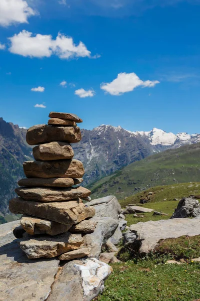 Himalayalar 'da taş cairn — Stok fotoğraf