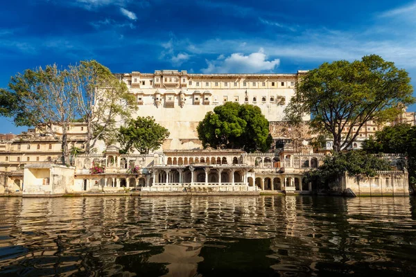 City Palace complex. Udaipur, Rajasthan, India — Stockfoto