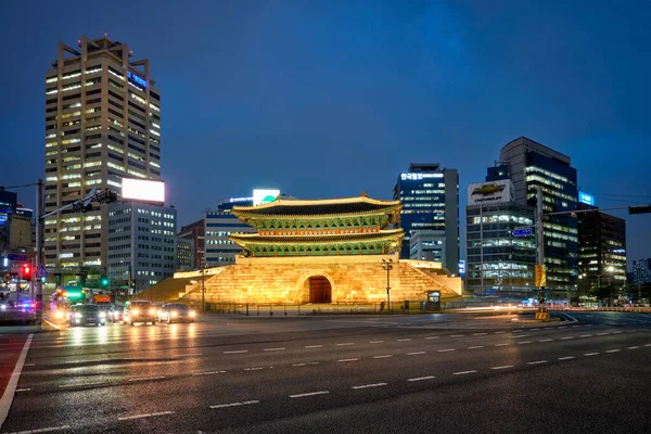 Namdaemun Gate Sungnyemun con traffico urbano, Seoul, Corea del Sud — Foto Stock