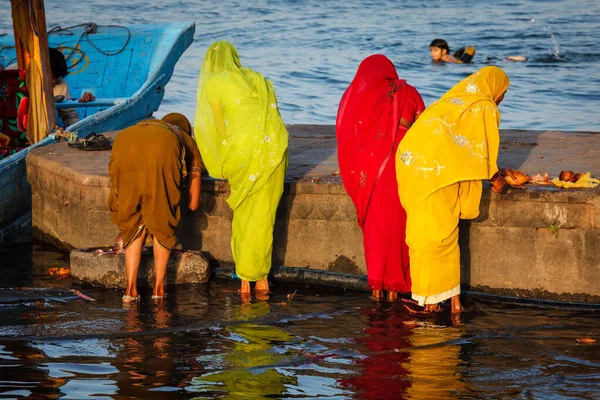 Kobiety robią poranne pooja — Zdjęcie stockowe