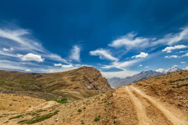 Himalayalar 'da toprak yol
