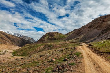 Himalayalar 'daki Spiti Vadisi' nde toprak yol