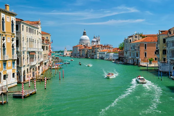 Veduta del Canal Grande di Venezia e della chiesa di Santa Maria della Salute al tramonto — Foto Stock