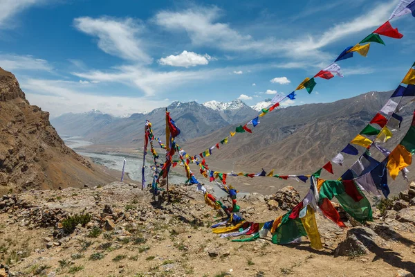 Buddhist prayer flags lungta in Spiti Valley in Himalayas — Stock Photo, Image