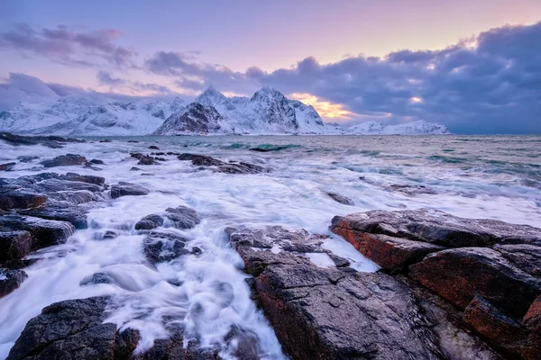 Costa del mare norvegese sulla costa rocciosa del fiordo al tramonto — Foto Stock