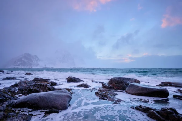 Pobřeží Norska na skalnatém pobřeží ve fjordu při západu slunce — Stock fotografie