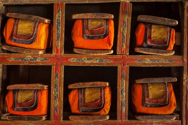 Folios starých rukopisů v knihovně kláštera Thiksey, Ladak — Stock fotografie