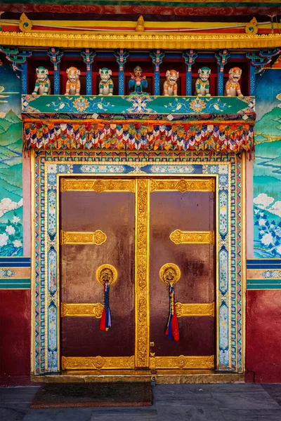 Двері в буддійському монастирі. — стокове фото