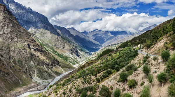 Panorama del río Chandra en el valle de Lahaul en el Himalaya —  Fotos de Stock