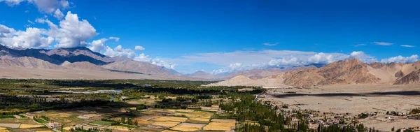 Panorama of Indus valley in Himalayas — Stock Photo, Image